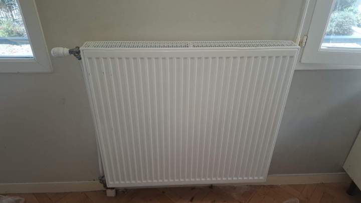 Technicien raccordant un chauffe-eau à gaz à Bondy